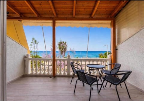 Day, View (from property/room), Balcony/Terrace, Living room, Seating area, Dining area, Beach, Sea view