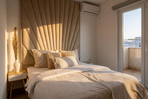 Bed, Photo of the whole room, Bedroom, air conditioner