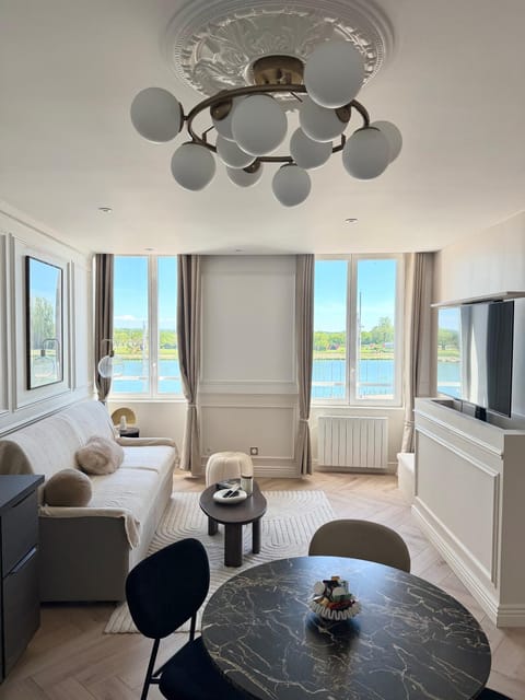 Communal lounge/ TV room, TV and multimedia, River view