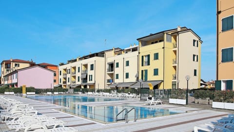 Day, Swimming pool