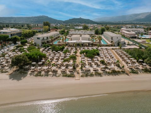 Restaurant/places to eat, Bird's eye view, Beach, Mountain view, Pool view, Sea view, Swimming pool, sunbed