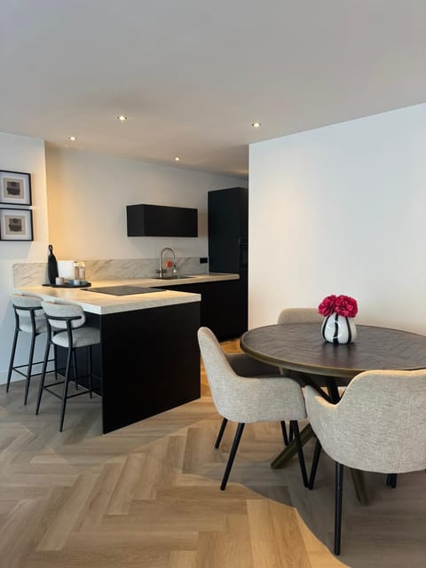 Kitchen or kitchenette, Seating area, Dining area, stove