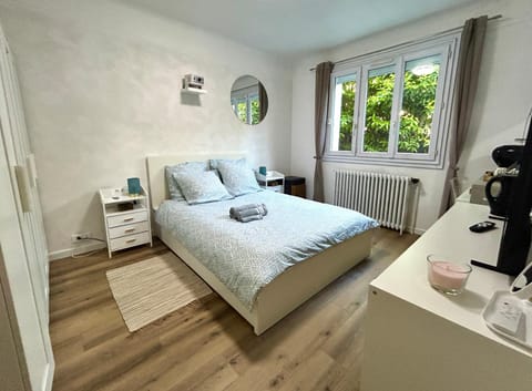 Bed, Photo of the whole room, Bedroom, internet