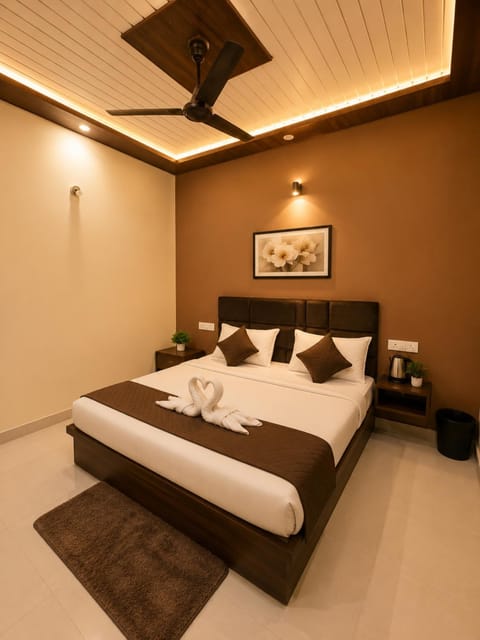 Bed, Photo of the whole room, Bedroom, fireplace, towels