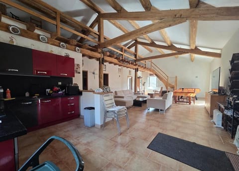 Kitchen or kitchenette, Living room, Seating area, Dining area
