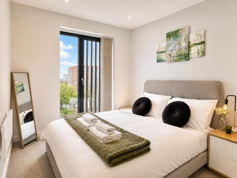 Bed, Photo of the whole room, Bedroom, towels