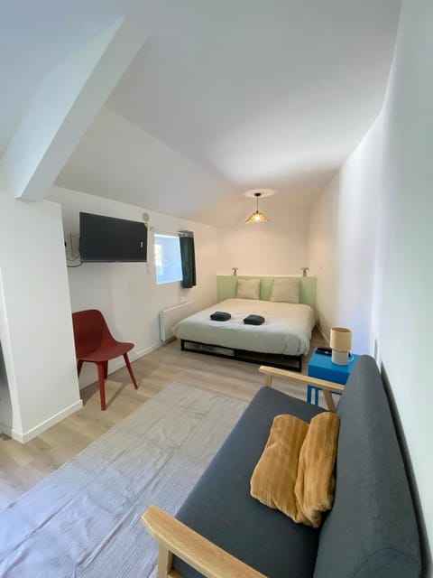 Bed, TV and multimedia, Living room, Photo of the whole room