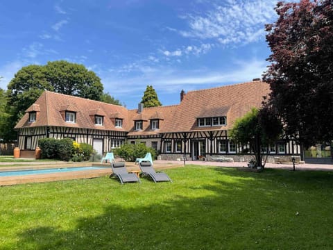 Property building, Swimming pool, sunbed