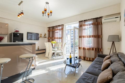 Communal lounge/ TV room, TV and multimedia, Kitchen or kitchenette, Living room, Seating area, Dining area, Evening entertainment, air conditioner
