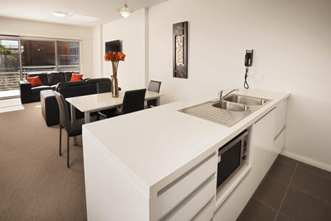 Kitchen or kitchenette, Living room, Seating area, Dining area, minibar
