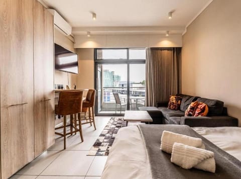 Bed, TV and multimedia, Living room, Photo of the whole room, Seating area, Bedroom, wardrobe