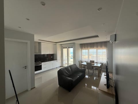 Communal lounge/ TV room, TV and multimedia, Living room, Dining area