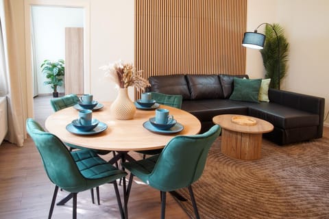 Living room, Seating area, Dining area, Dinner