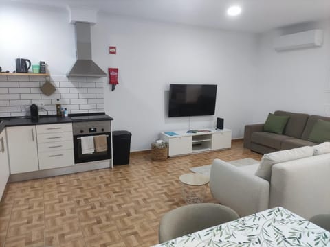 Communal lounge/ TV room, Dining area, oven, stove, kitchen