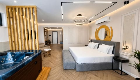 Bed, TV and multimedia, Photo of the whole room, Seating area, Bedroom