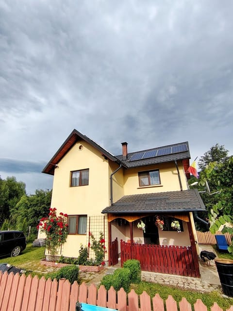 Property building, Day, Balcony/Terrace, Parking