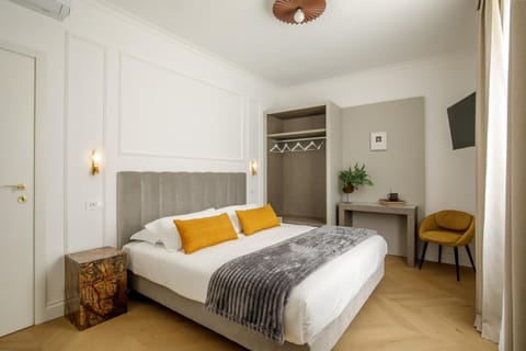 Bed, TV and multimedia, Photo of the whole room, Seating area, Bedroom, City view, wardrobe, air conditioner