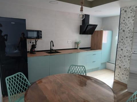 Coffee/tea facilities, Kitchen or kitchenette, Dining area, dishwasher, stove, toaster, washing machine
