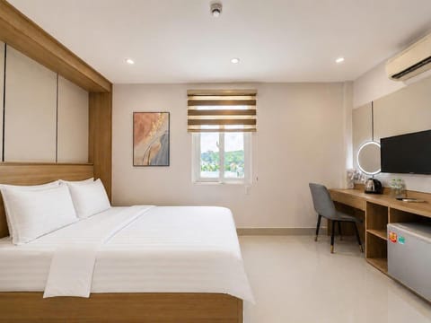 Bed, Photo of the whole room, Seating area