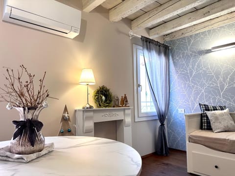 Bed, Living room, Seating area, air conditioner