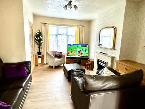 TV and multimedia, Living room, Seating area, Evening entertainment