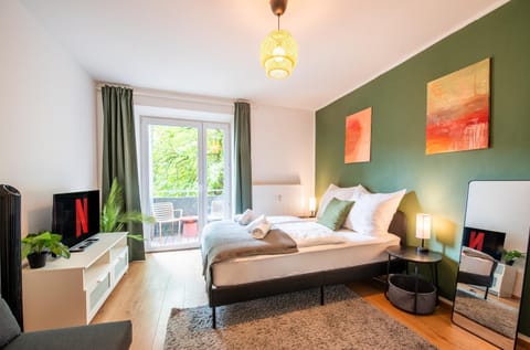 Bed, TV and multimedia, Bedroom
