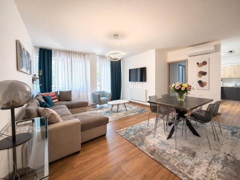 TV and multimedia, Living room, Seating area, Dining area