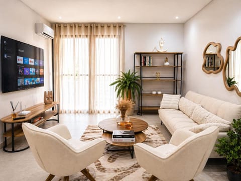 Communal lounge/ TV room, Library, TV and multimedia, Living room, Seating area