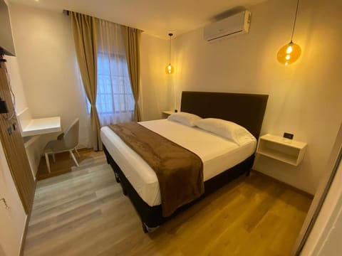 Photo of the whole room, air conditioner