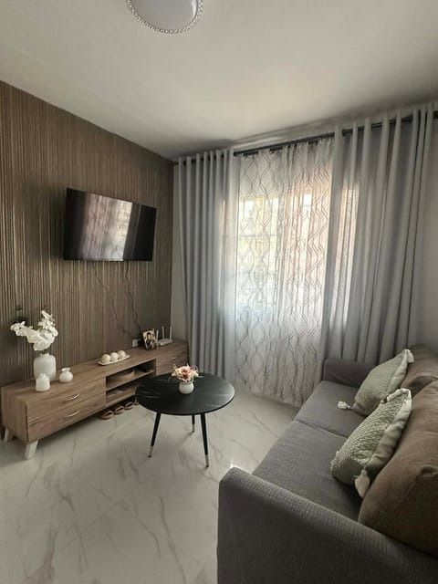 Bed, TV and multimedia, Living room, Photo of the whole room, Seating area