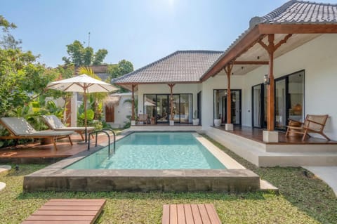 Property building, Patio, Swimming pool, Swimming pool, sunbed
