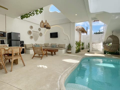 Patio, Communal lounge/ TV room, Natural landscape, TV and multimedia, Evening entertainment, Pool view, Swimming pool, sunbed
