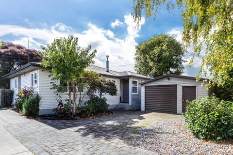 Property building, Spring, Day, Neighbourhood, Garden, Garden view, Street view