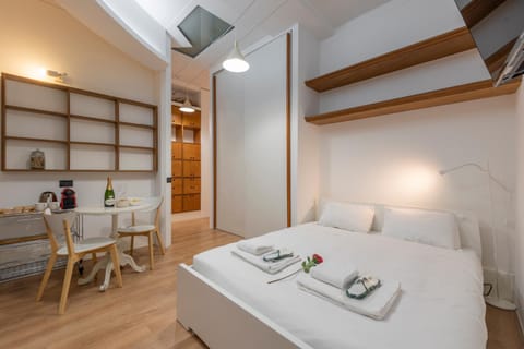 Bed, Photo of the whole room, Dining area