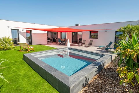 Property building, Patio, Day, Garden, Garden view, Pool view, Swimming pool, Swimming pool, sunbed