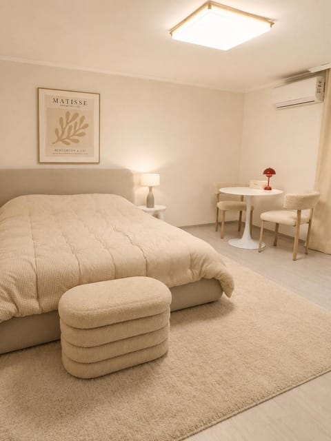 Bed, Living room, Seating area, Bedroom, air conditioner
