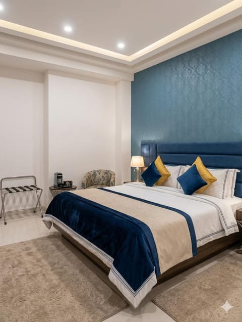 Bed, Photo of the whole room, Seating area, Bedroom