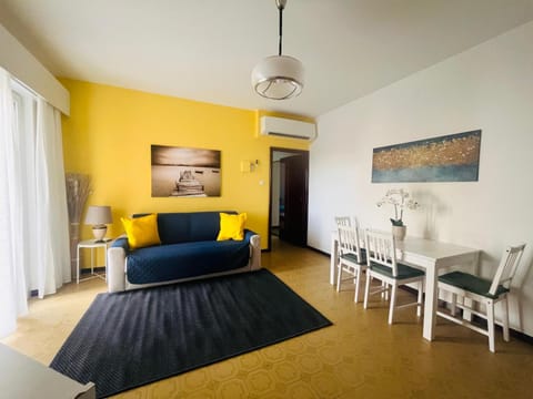 TV and multimedia, Living room, Photo of the whole room, Seating area, Dining area