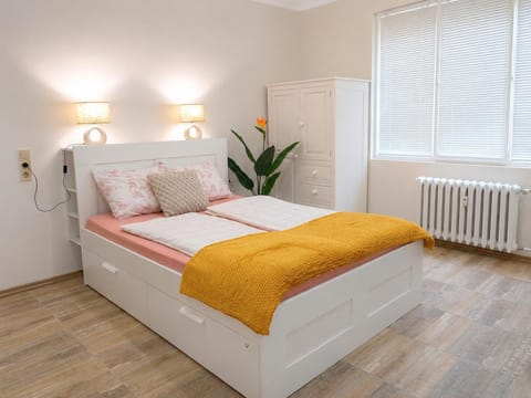 Bed, Photo of the whole room, Bedroom, internet