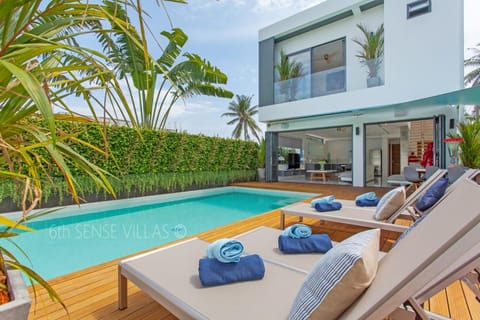 Property building, Balcony/Terrace, Seating area, Garden view, Pool view, Swimming pool, towels