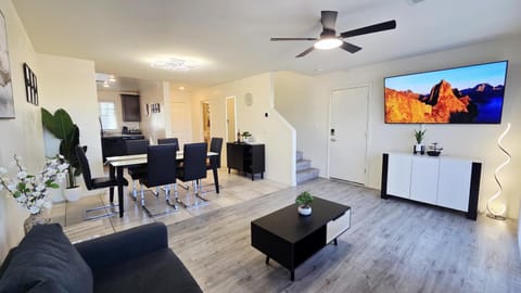 Communal lounge/ TV room, TV and multimedia, Living room, Seating area, Dining area, Evening entertainment