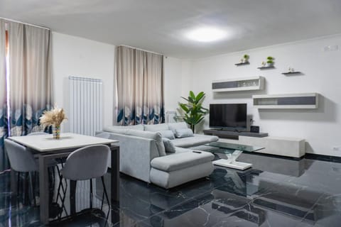 Communal lounge/ TV room, TV and multimedia, Living room, Seating area, Evening entertainment, internet