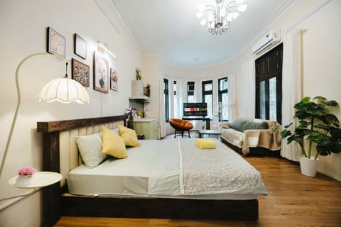 Bed, Living room, Photo of the whole room, Seating area, Bedroom