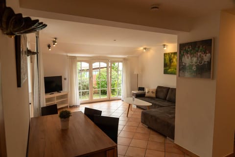 Communal lounge/ TV room, TV and multimedia, Living room