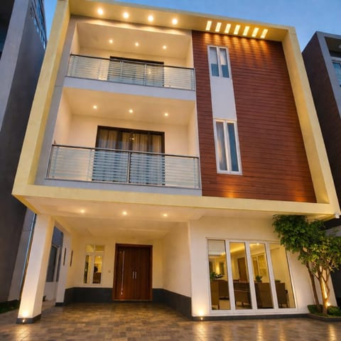 Property building, Facade/entrance, Night