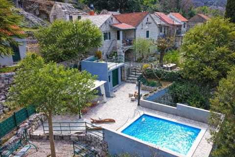 Property building, Swimming pool, sunbed