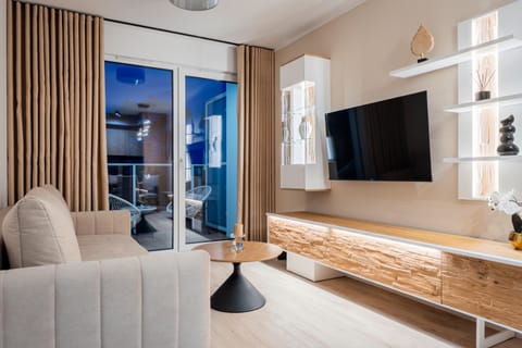 TV and multimedia, Living room, Seating area, Evening entertainment