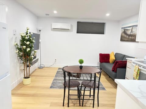 TV and multimedia, Living room, Seating area, Dining area, Evening entertainment, air conditioner