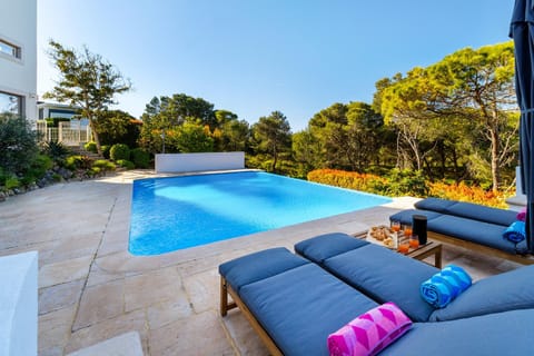Swimming pool, sunbed