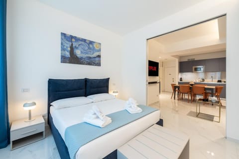 Bed, TV and multimedia, Living room, Photo of the whole room, Seating area, Dining area, Bedroom